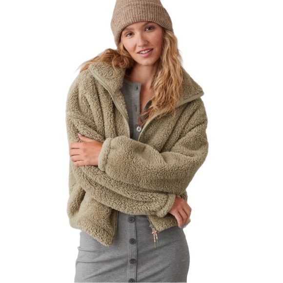 American Eagle Outfitters Jackets & Blazers - American Eagle Teddy Fleece Sherpa Zip Up Jacket in Olive Green, “huggable” 🖤 M